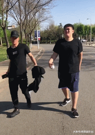 赵本山儿子走路