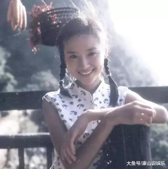 2002年,《金粉世家》里的冷清秋,清纯又悲伤,一低头一回眸都惊艳了