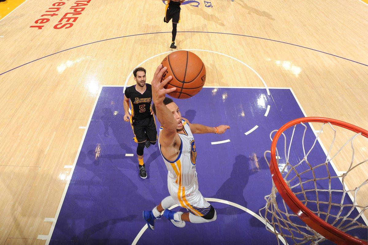 「nba」斯蒂芬·库里试图扣篮,却滑了一跤