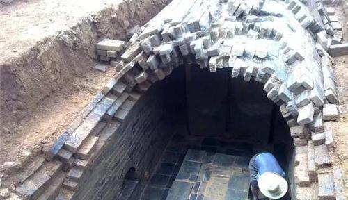 一明朝墓出土, 考古人员意外发现一行字, 专家惊喜: 老外该闭嘴了