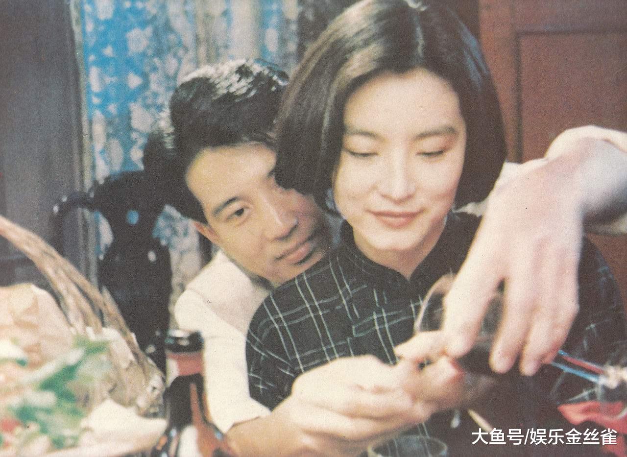 65岁林青霞现身发福明显,与秦汉同地未同台,被问婚姻笑而不答