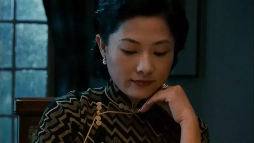 李何在《色戒》里埋藏的雄厚而松散的时候线索