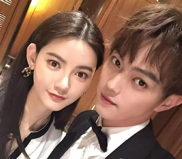 许凯现身活动大方和女粉丝合影,看到粉丝长相后,网友