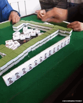 搞笑gif趣图:妹子这是啥表情?哥们你吃大蒜了?