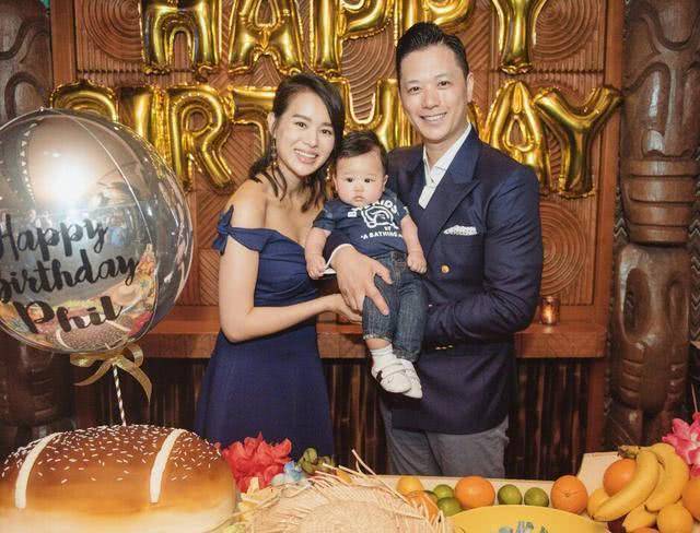 婚后胡杏儿生活很幸福,她的老公李乘德对她也是非常的体贴.