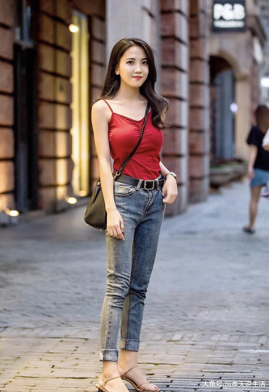 红色吊带搭配牛仔裤,小姐姐的颜值非常高,身材也特别性感,非常让人