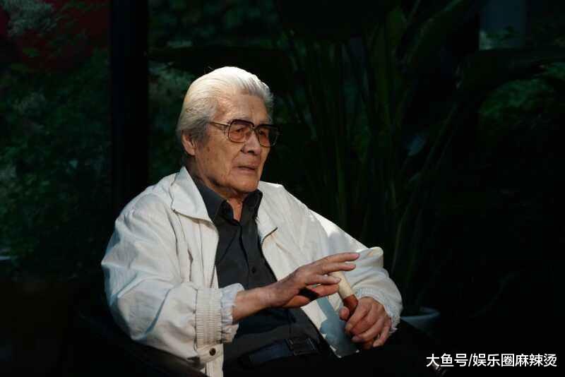 92岁"姜子牙"蓝天野近照曝光,瘦成"皮包骨",但精神矍铄气色好