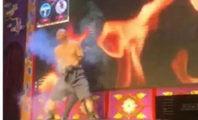 新的一年新的沙雕! 二人转演员扮演裤裆面鞭炮被罚500