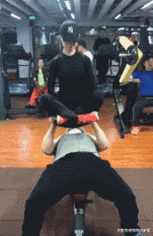 给我一个这样的女朋友,我天天都有去健身房的动力了呢!