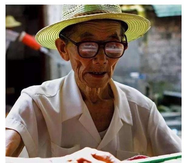 佩戴老花镜的几个小知识 可以帮助大家如何去选购老花镜 旅游资讯 存满娱乐网