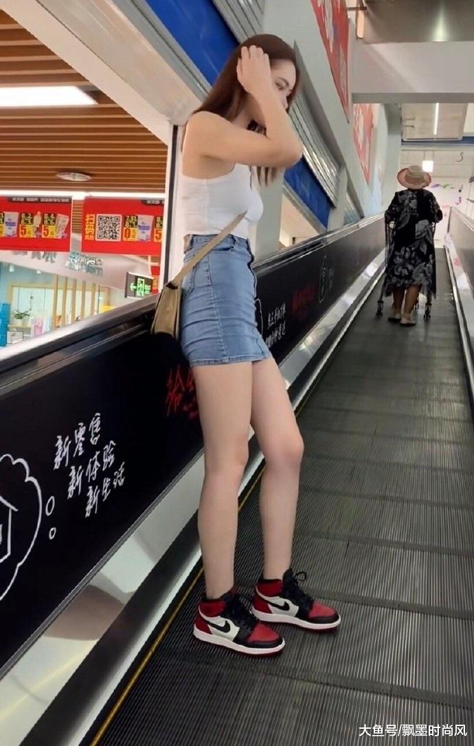 偶遇超市气质妹,短裙加aj有点贵啊!