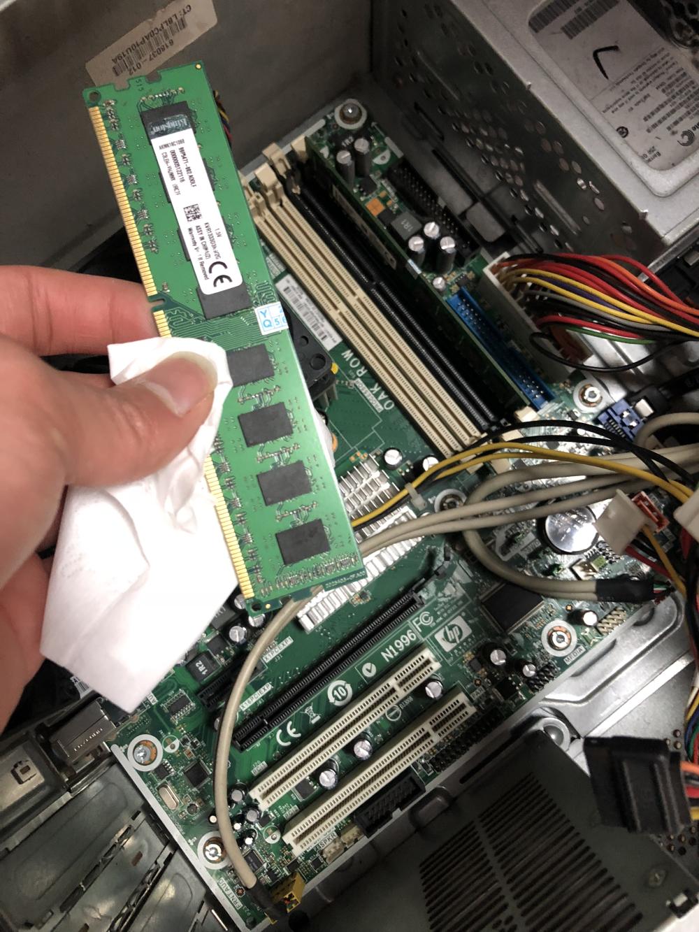 索尼z2进水后屏幕不亮_手机进水啥都正常就是屏不亮_笔记本进水了，显示器不亮了