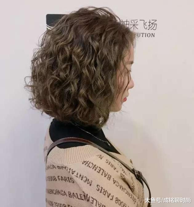 年前烫了羊毛卷,现在头发像枯草,拉直还是保养大家给个建议