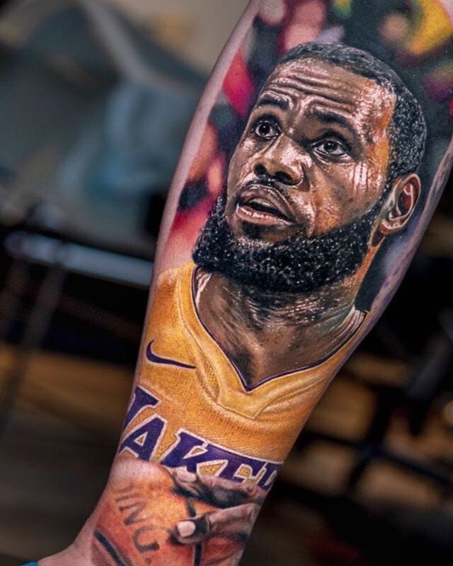 这绝对是真爱粉！有位球迷把詹姆