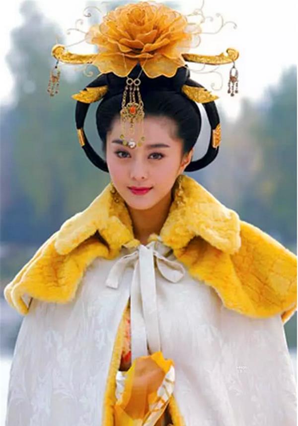 太美了!古装剧女星头上簪花照,刘亦菲花神,佟丽娅是女神