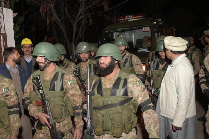 巴基斯坦军警在深夜发起了一场反