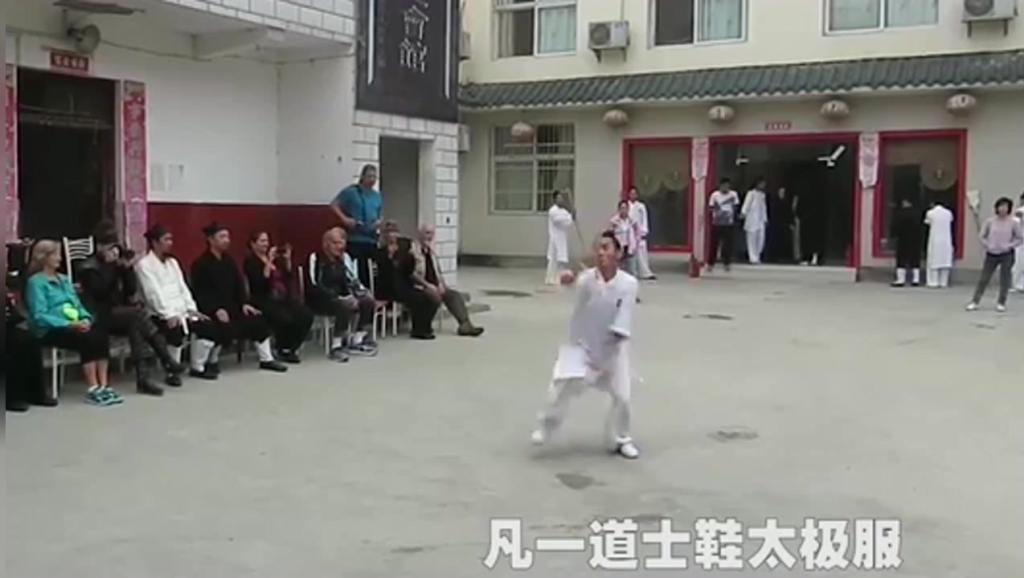 早年武当三丰会馆的一段武术表演，玄功刀和八仙棍让老外拍手叫好