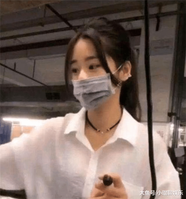 抖音美女戴口罩清纯可爱,自称是丑女,网友:摘下口罩我