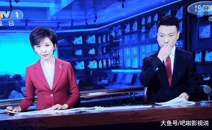 《新闻联播》直播失误,主持人康辉挖鼻孔画面被播出,大写的尴尬