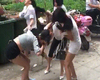 搞笑gif 正文  有个兄弟买彩票中奖100万,作为普通白领的他从来没有