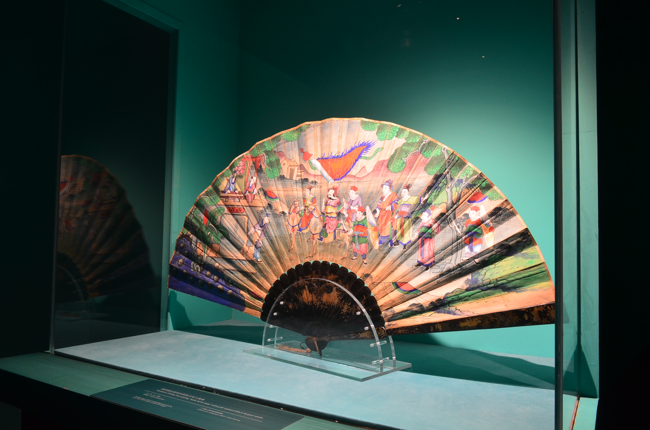 清朝晚期的黑漆描金骨纸本彩绘刀