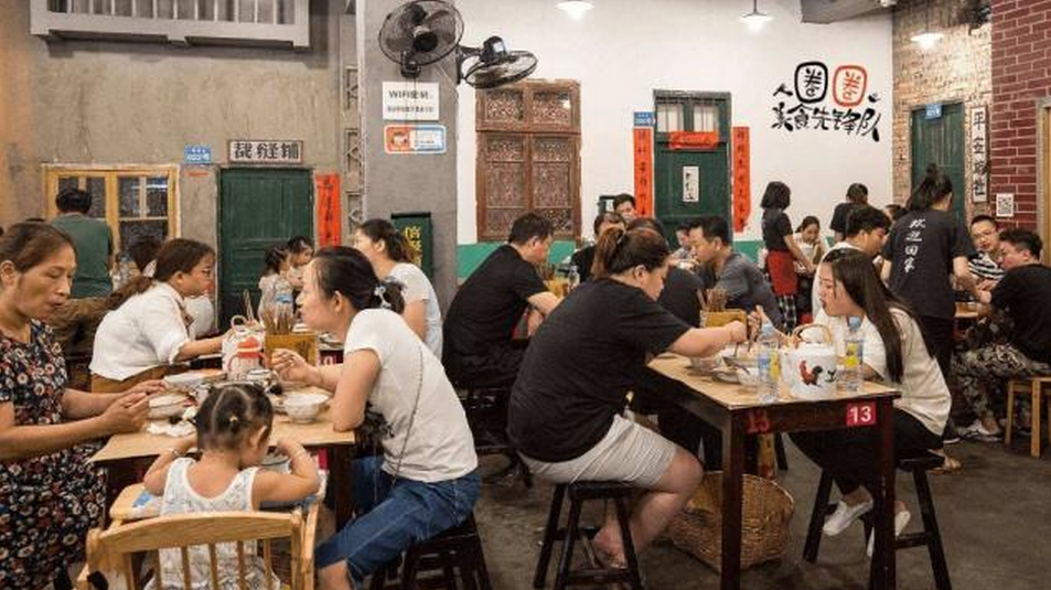 包面店走红:原因竟是40岁的女老板长得好看,听说一天能卖四五百碗包面