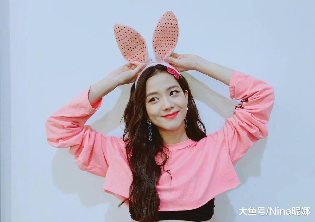 jisoo总算清醒一回,粉嫩卫衣配短裙狂秀马甲线,终于看到性感c位