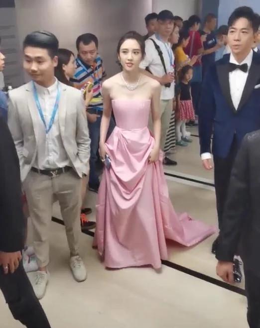 有种"发育过猛"叫张若昀妻子,模特旧照流出后:这谁顶得住?