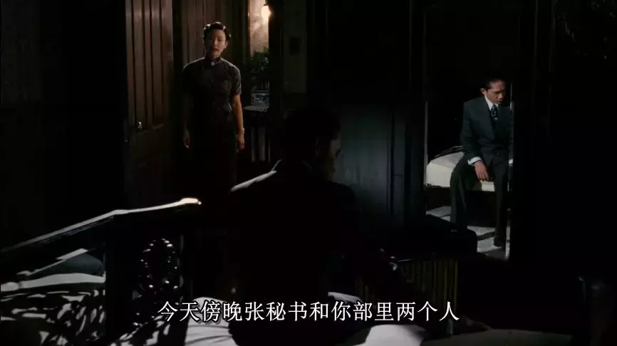 李何在《色戒》里埋藏的雄厚而松散的时候线索