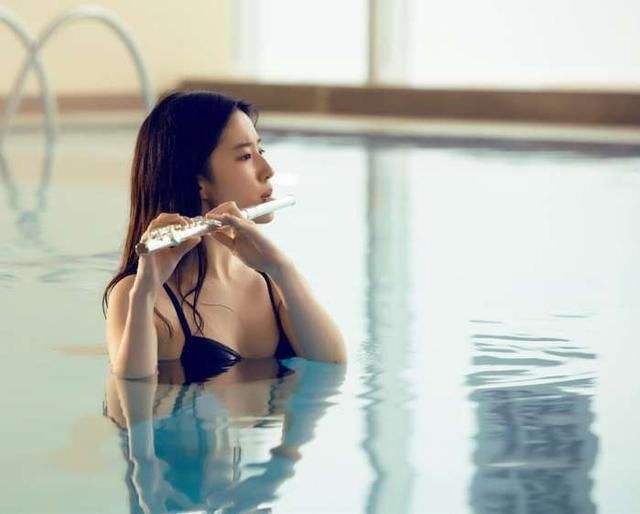 泳装照中的刘亦菲看起来却非常的美,也惊呆了很多网友!