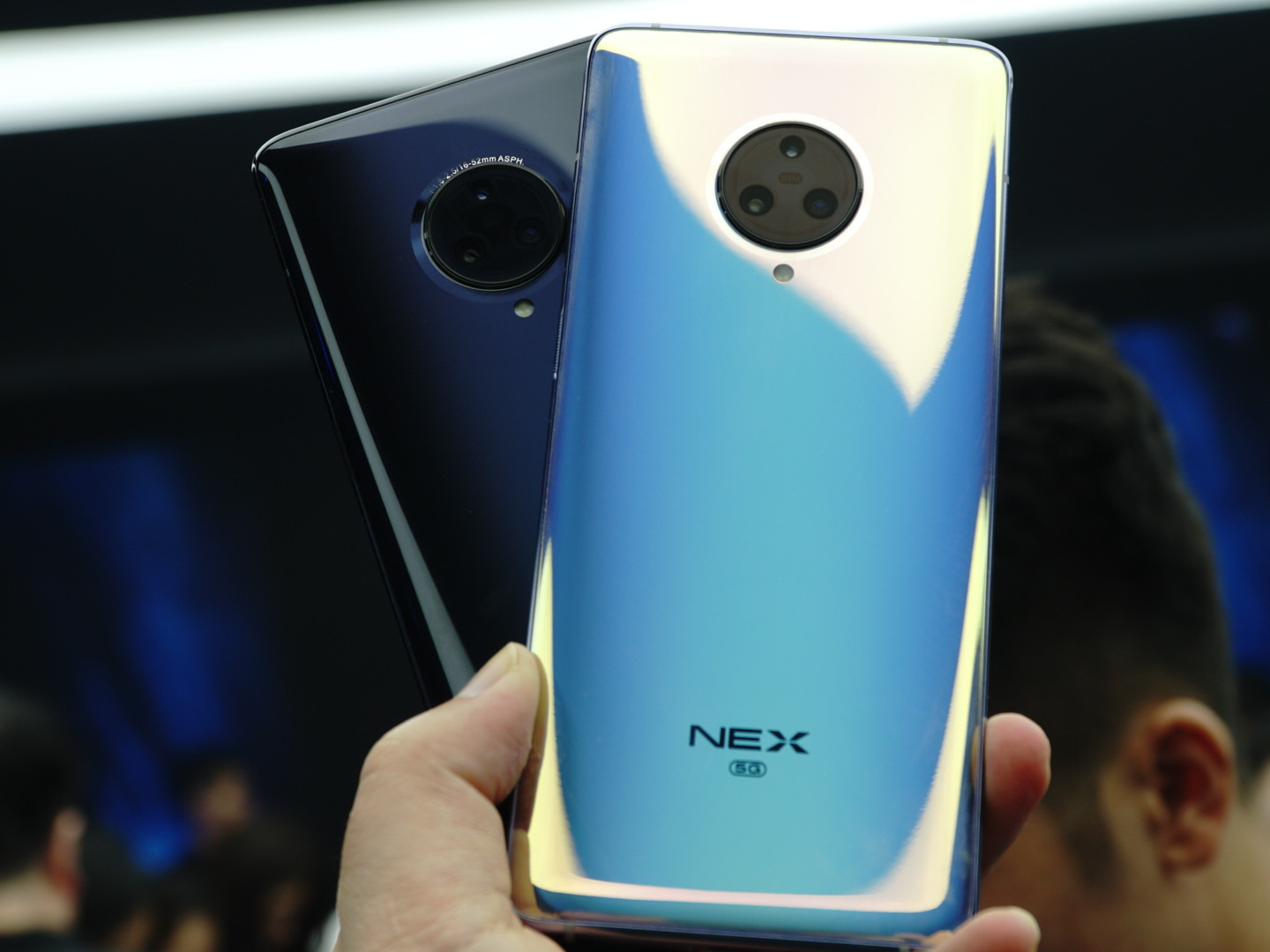 5G瀑布屏vivo NEX 3降700，华为Mate30 5G瞬间不香不买了