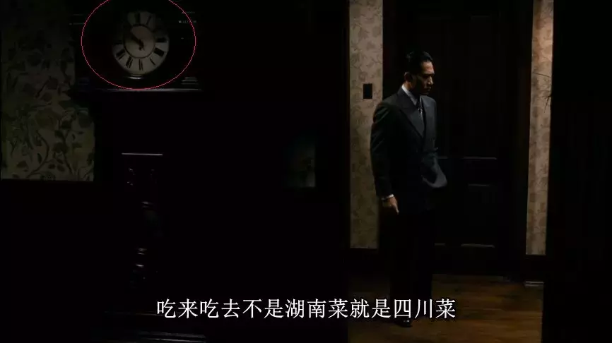 李何在《色戒》里埋藏的雄厚而松散的时候线索