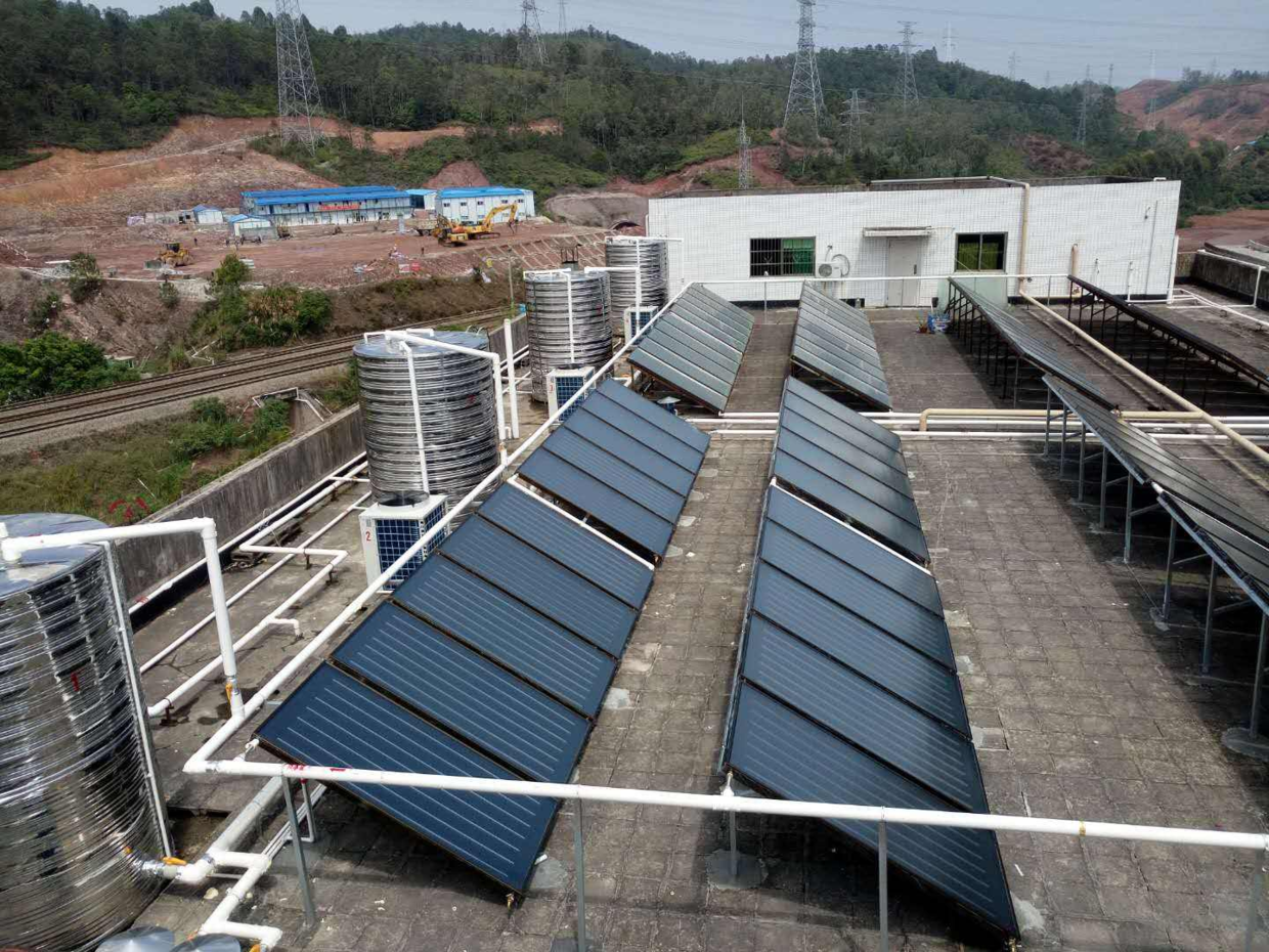 太阳能热水器占地方? 这种“新型”的直接挂阳台, 方便实用!