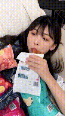搞笑gif:大姐,你上辈子不会是个长颈鹿吧