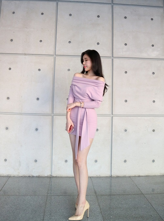 腿长腰细的美女,穿修身裙装真好看!