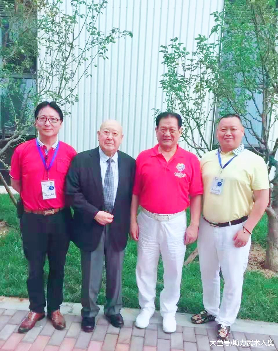 图为:史兆建与亚太体育总会马文广执行主席(右二)等沟通