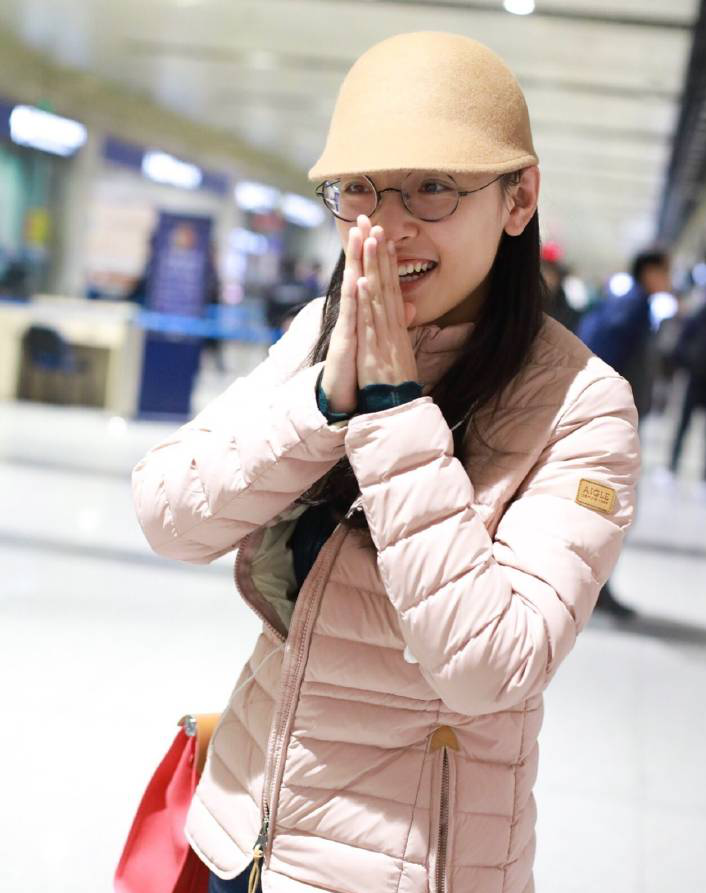 何以笙箫默的小吴倩长大了,穿成这样现身机场,网友:太普通