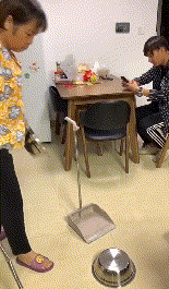 爆笑gif:你这是想玩死你老娘啊,不知道我腰不好啊?