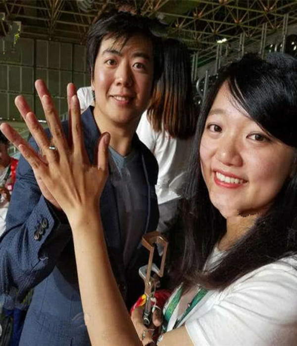 郎朗的"玉手"到底有多好看?当镜头拉近看清后,连吉娜都嫉妒!