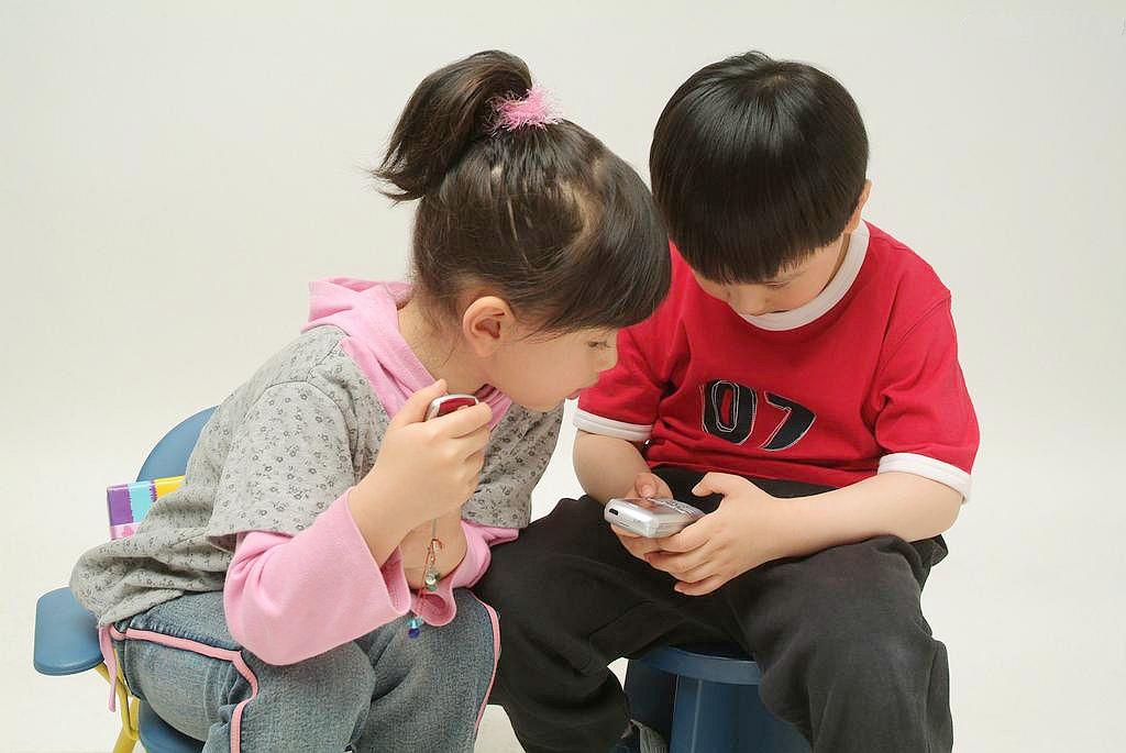 孩子自己也有手机,怎样控制孩子玩手机的时间?