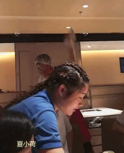 搞笑gif趣图:妹子你这是在挑逗我吗,当心我把你拉进角落里!