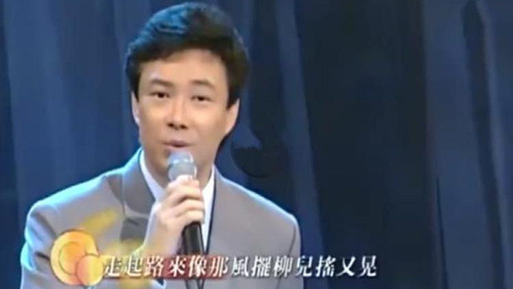 小哥费玉清不但段子说得好，赞美女孩的歌《水汪汪》唱得也好听