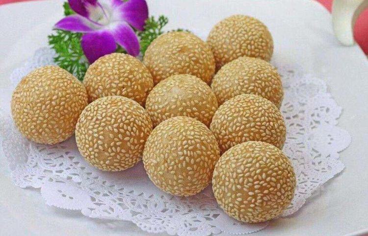 这样做的芝麻球,特别好吃,老人小孩都爱吃,老婆能吃一大锅