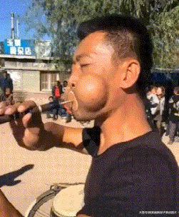 搞笑gif趣图:妹子这是啥表情?哥们你吃大蒜了?