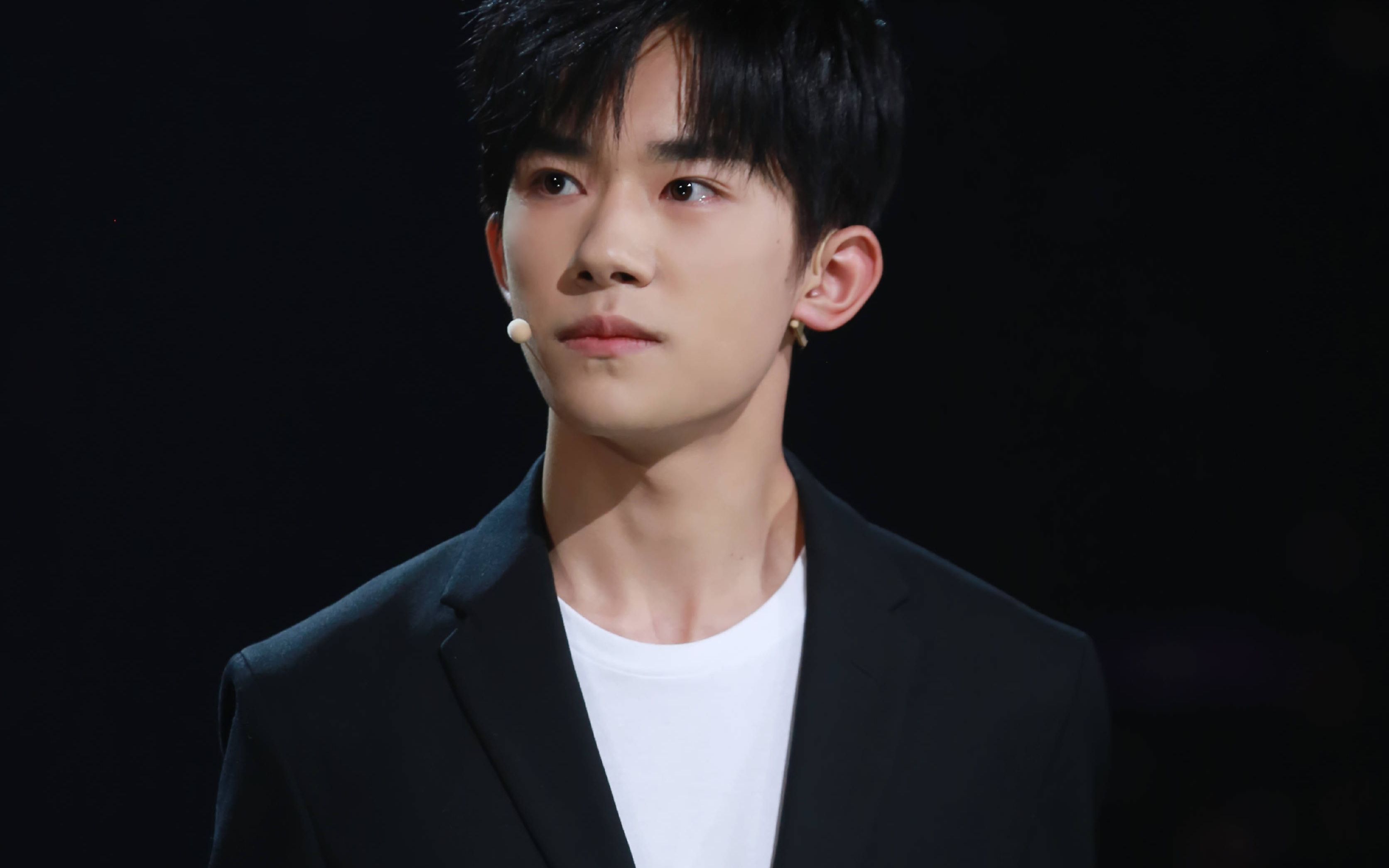 00后冒充易烊千玺诈骗8万,网友称:理智追星!