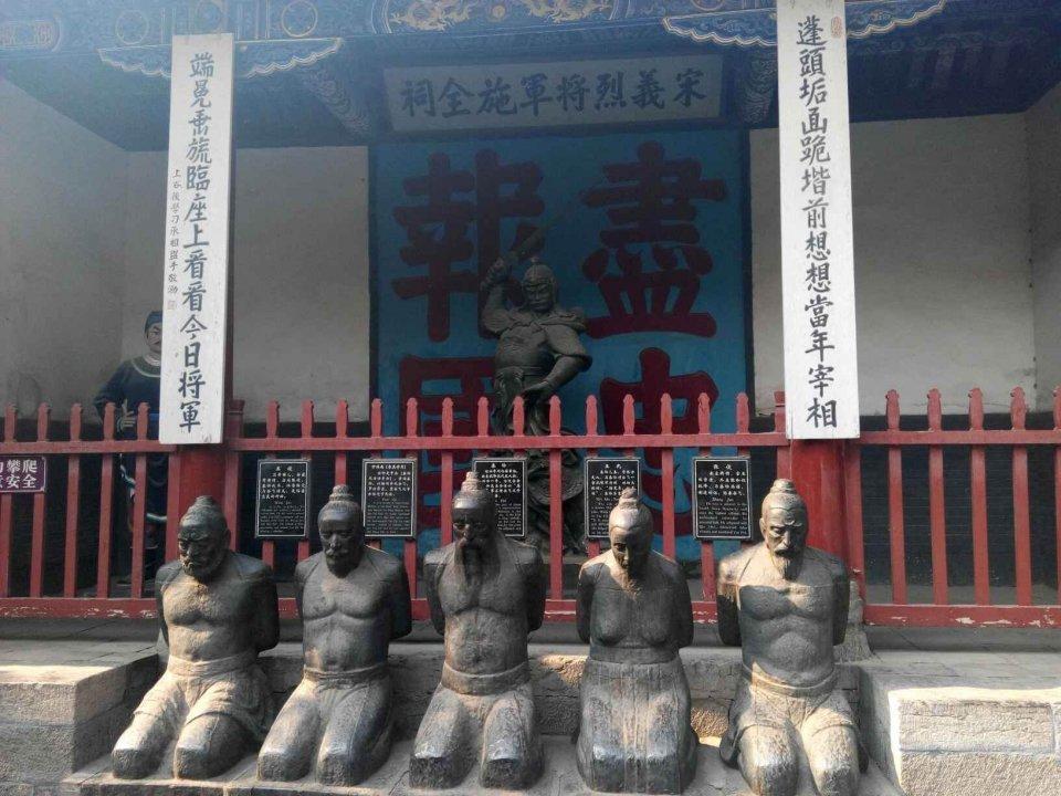 秦桧后人把秦桧跪像换成了坐像,岳飞后人连夜赶赴南京抗议!