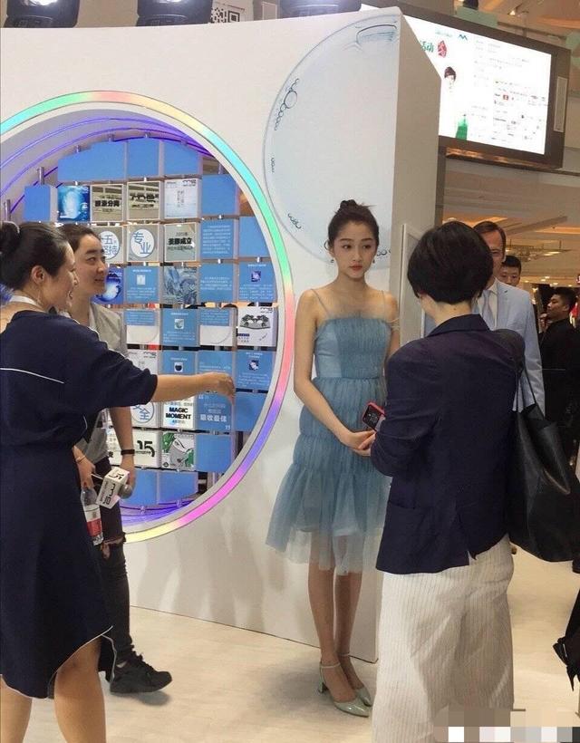 俯视关晓彤身材不输奚梦瑶,正面又回归"大壮,网友:输在脖子