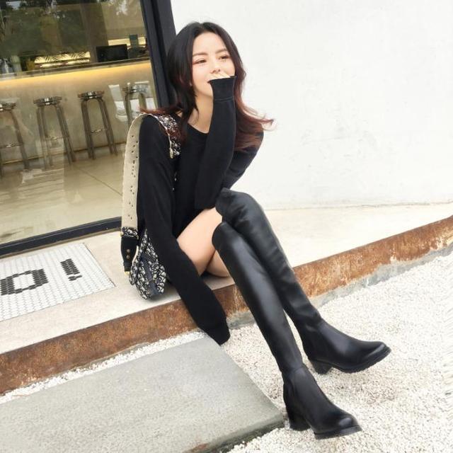 经典不过时的黑色调,小姐姐穿上长筒靴打造出"野性不羁"的一面