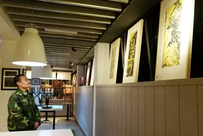 42岁保安也能开画展?背后的她道,胡想照样要有的