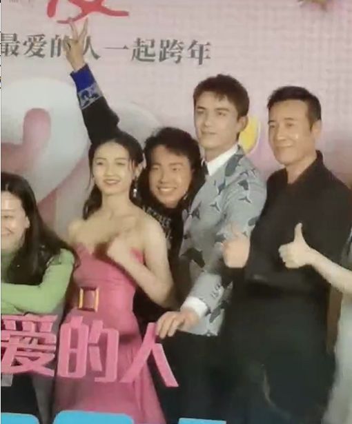 郭麒麟被吴磊一把搂在怀中故作"娇羞",张子枫笑成眯缝